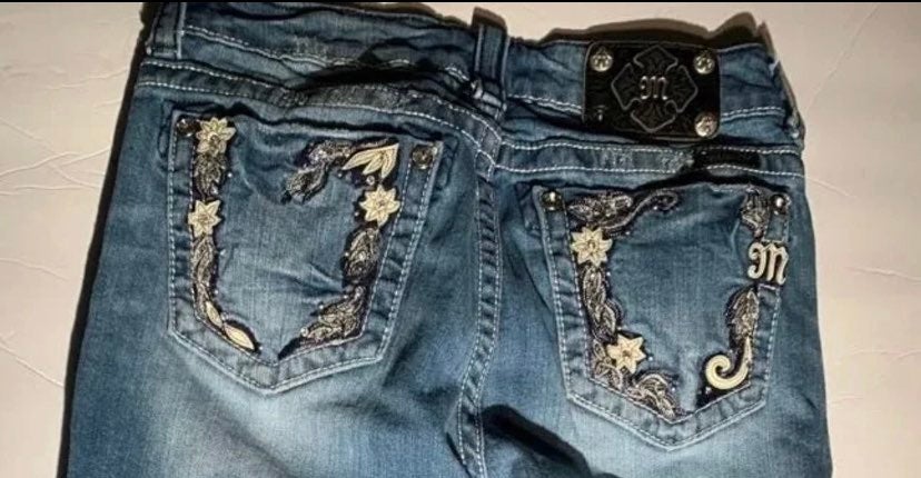 Miss Me Med Wash Distressed Boyfriend Capri 27