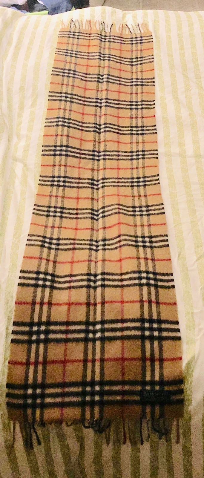 Burberry’s Of London 100%lambswol scarf