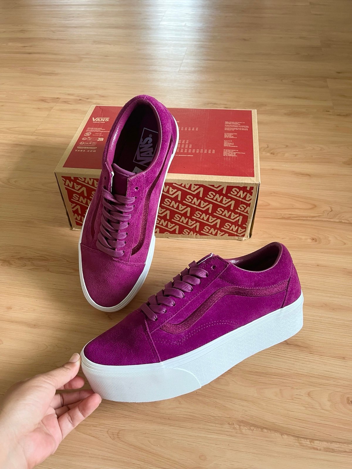 【Vans】OLD SKOOL STACKFORM MONO EMBROIDERY SHOE Vans Old Skool stackform sneakers with floral embroidery in
