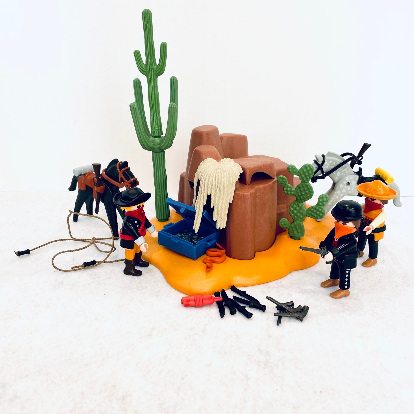 Playmobil 3815 Outlaw Hideout Complete with substitution