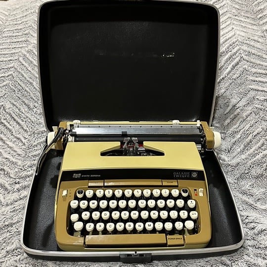 Vintage Smith Corona Galaxie 12 Twelve XII Typewriter w/ Case