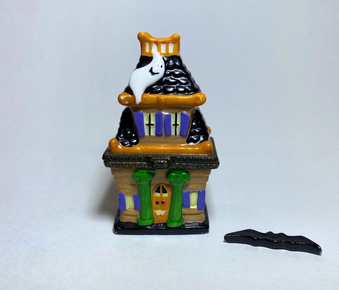 Midwest Haunted House with Bat Trinket