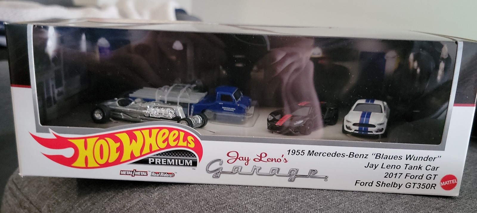 Hot Wheels PREMIUM JAY LENO'S GARAGE DIORAMA SET