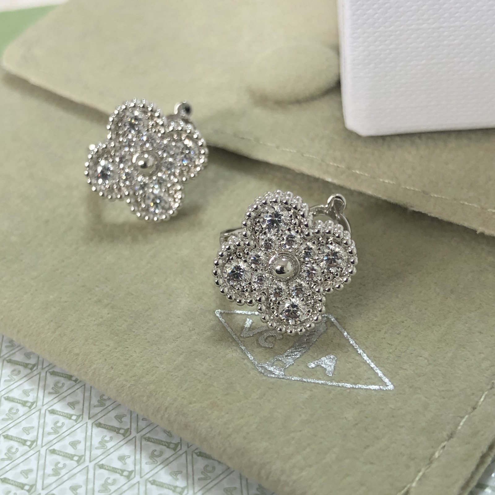 18K White Gold Earrings