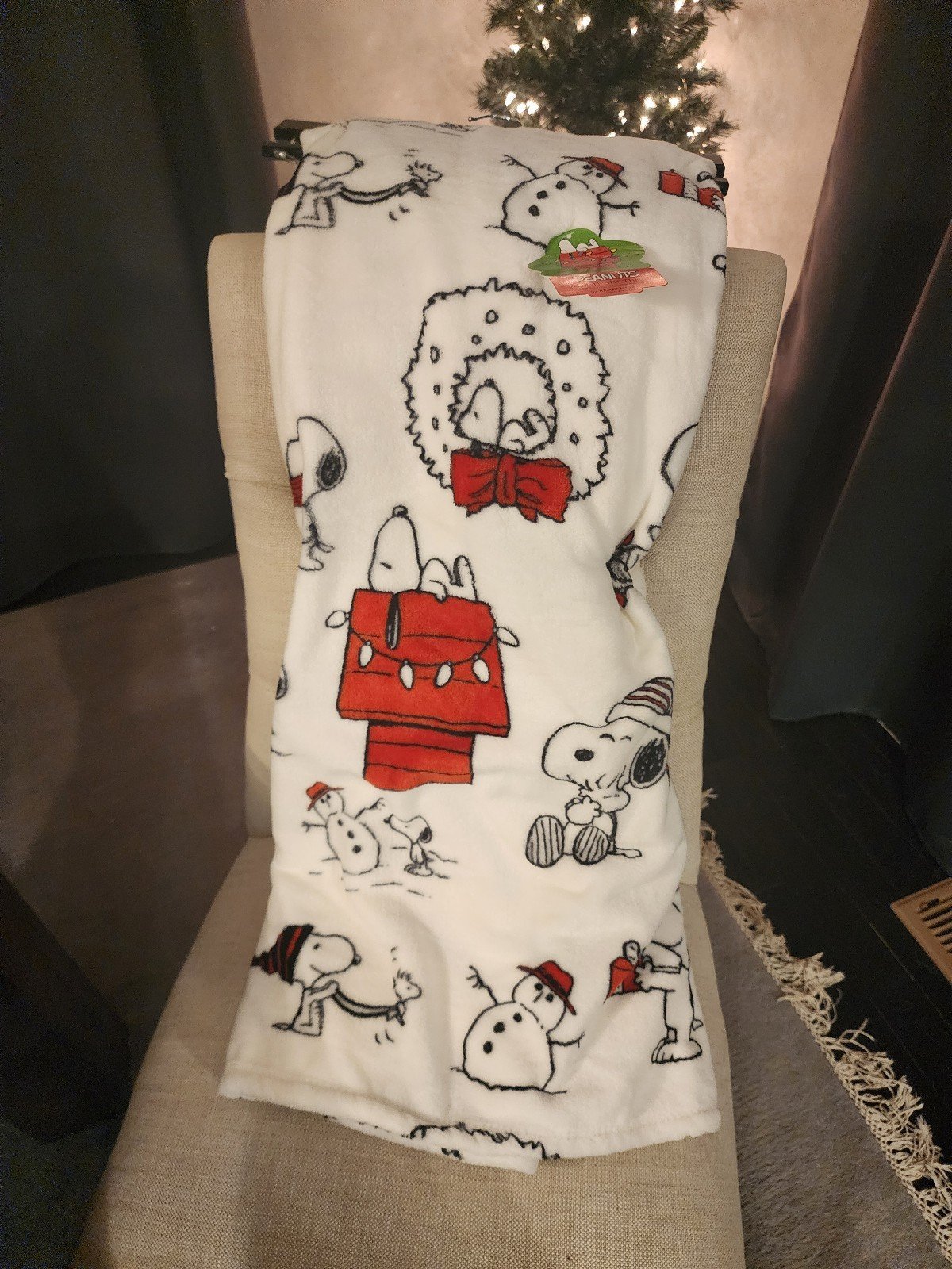 Peanuts Snoopy Christmas Throw
