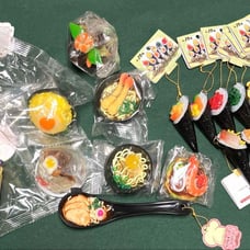 Food sample keychain gacha prize, 18 pieces.