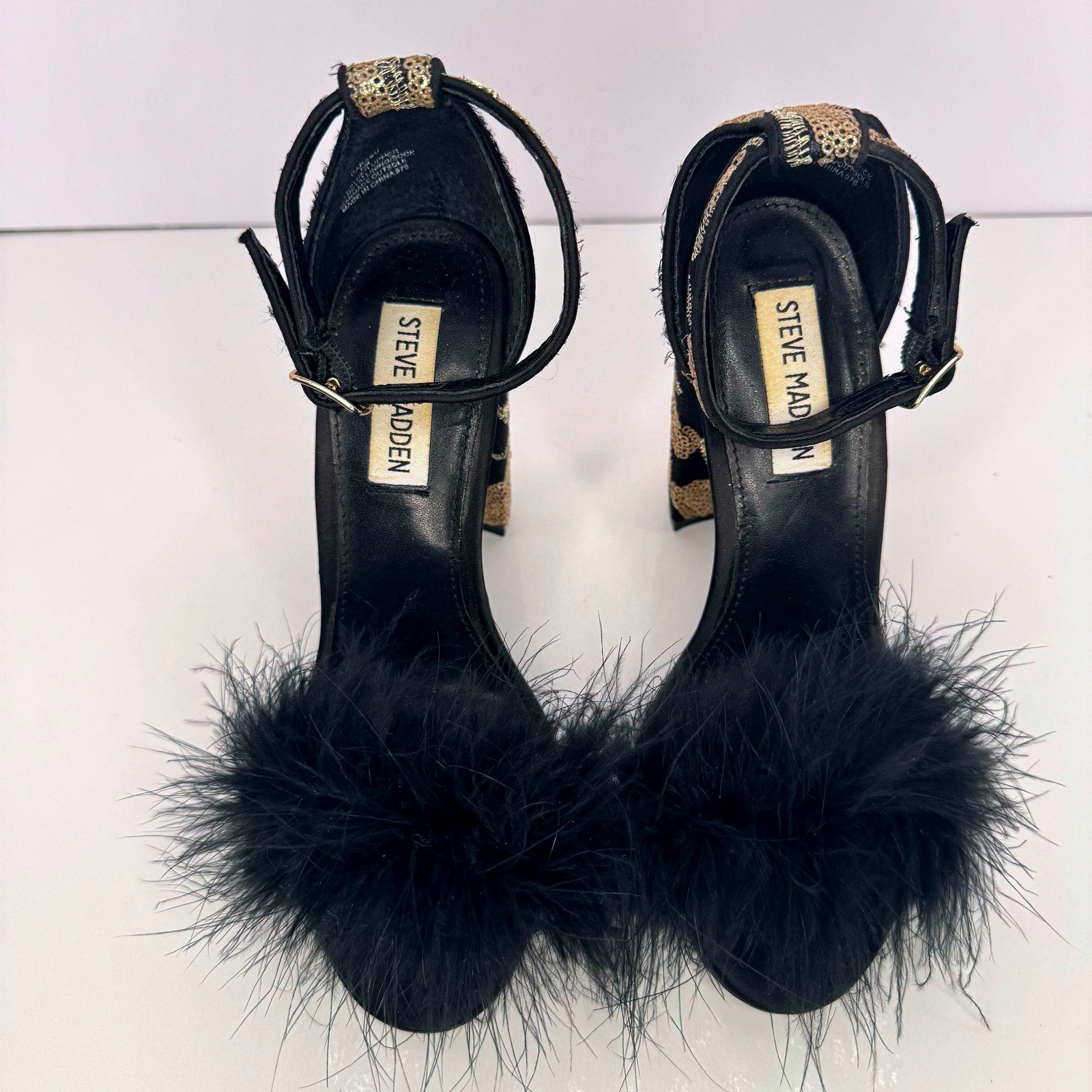 Steve Madden Carabu Chunky Heel Gold Floral Accent and Feathers Sz 6M Glam 90s