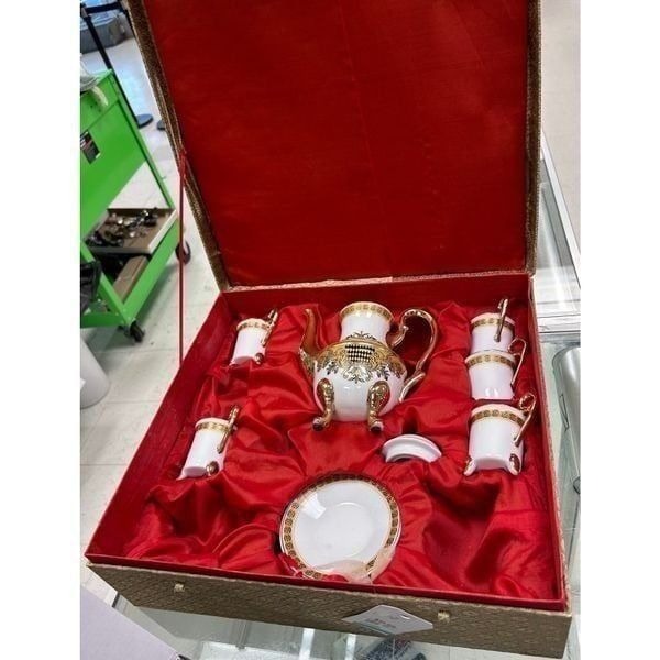 Vintage Teapot with Lid,Teacup’s and plates Set