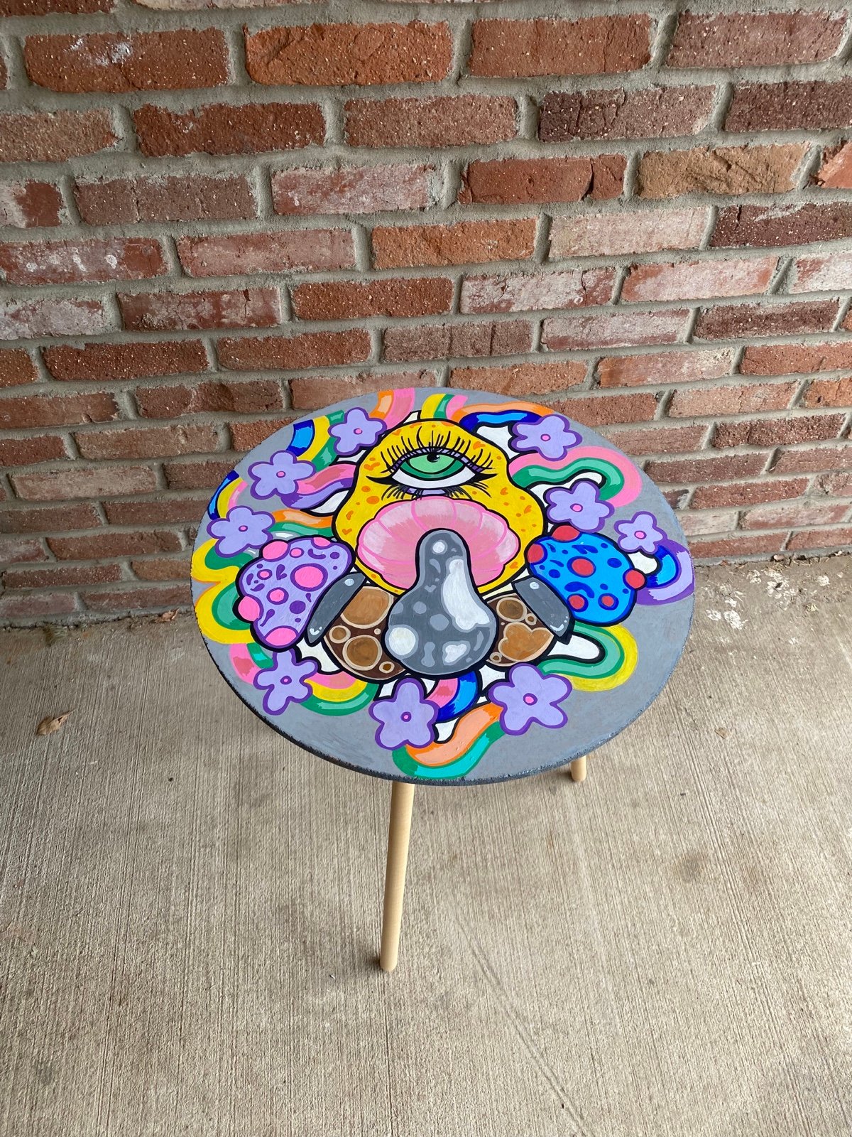 Retro mushroom pedestal table