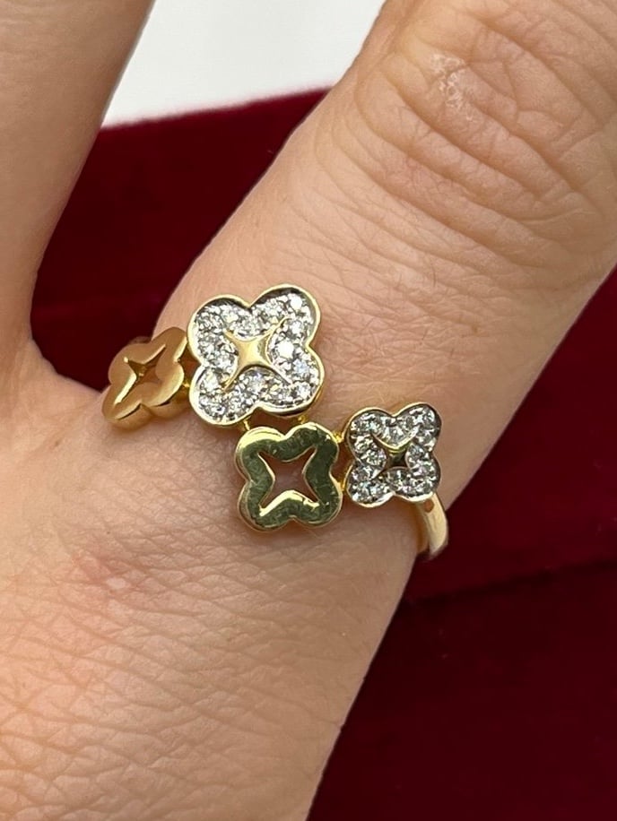 14K Yellow Gold Lucky Clover Patterned Diamond Ring