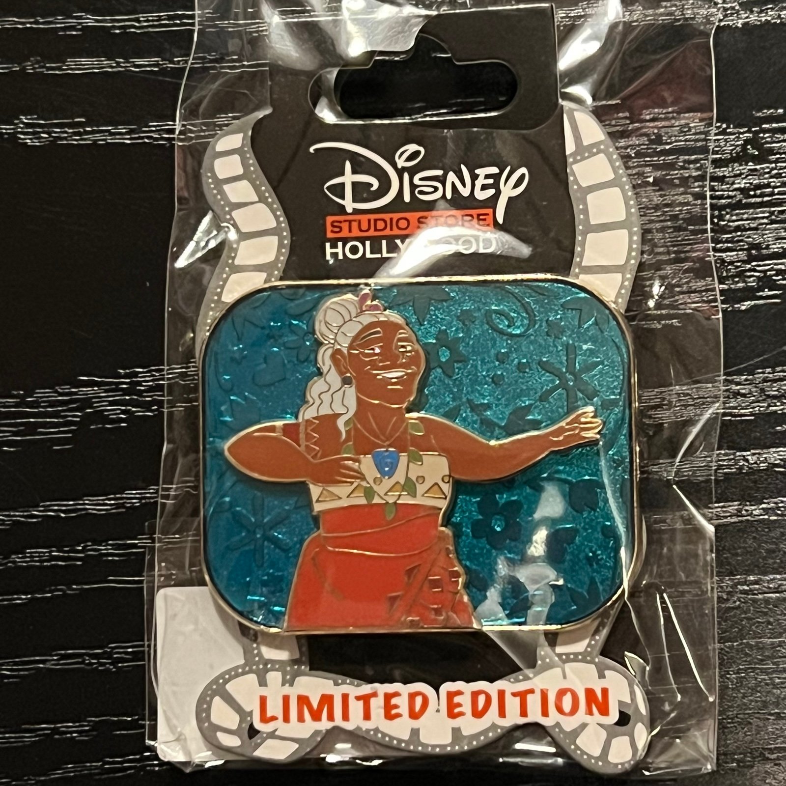 Disney pin DSF DSSH grandma Tala Moana pin