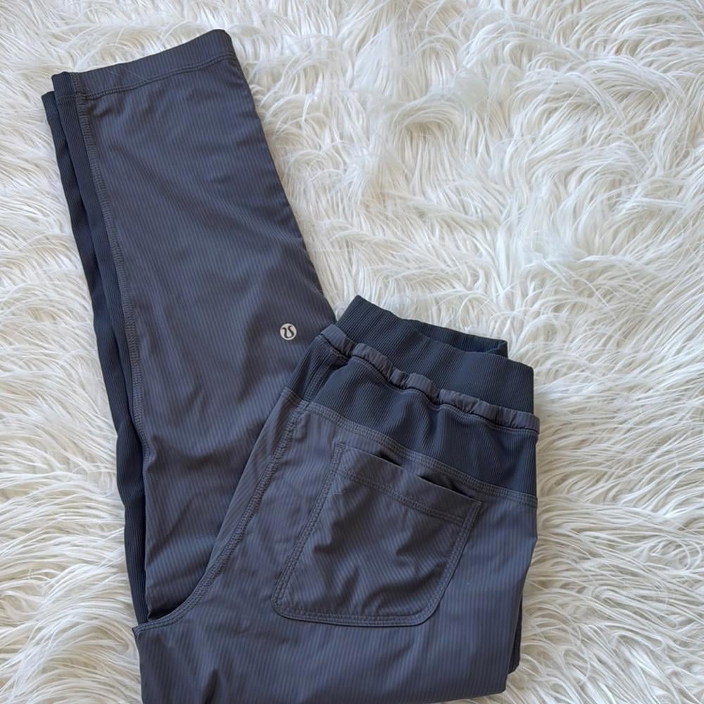 Lululemon Dance Studio cropped size 6