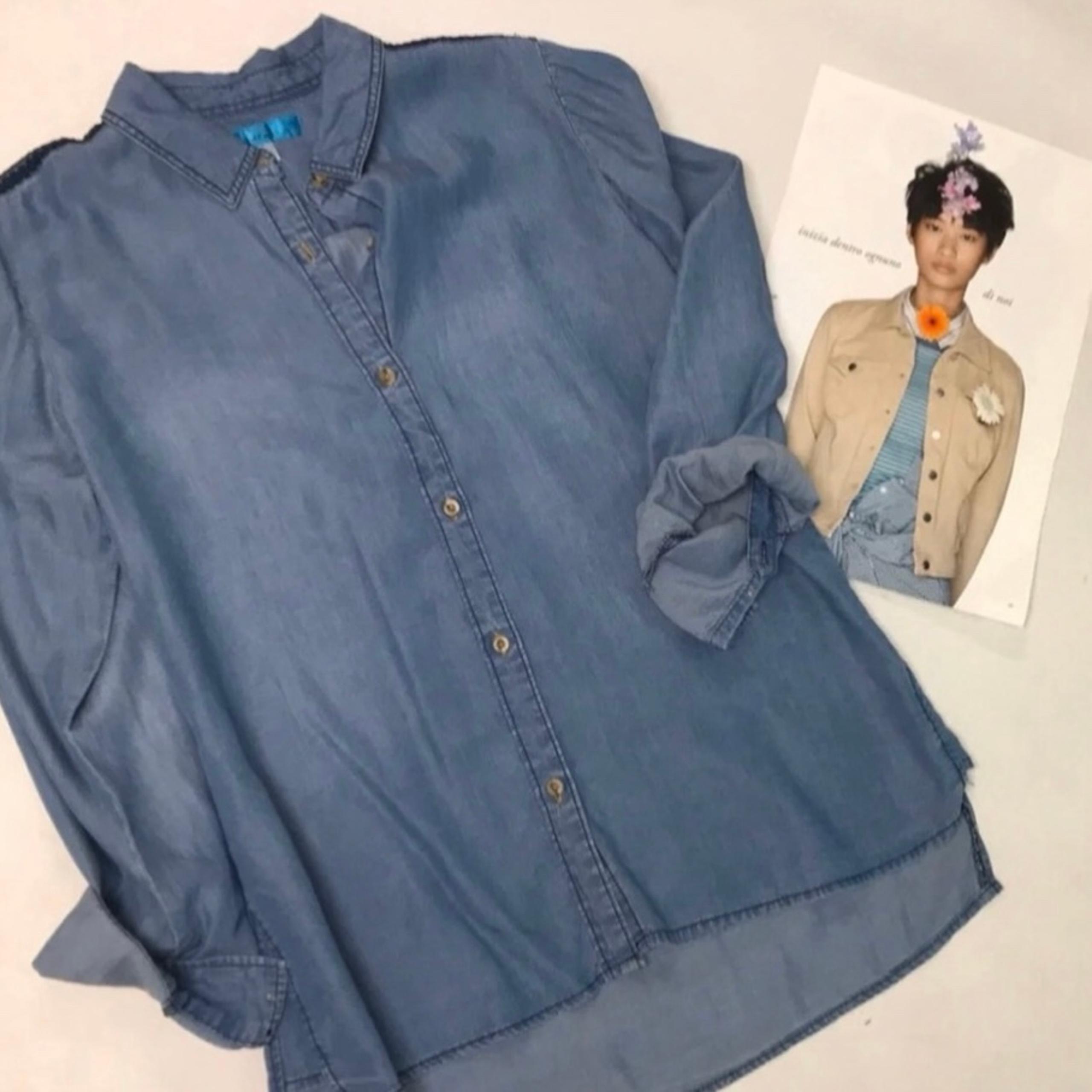 Women’s Button Down Shirt NWOT - MiButton