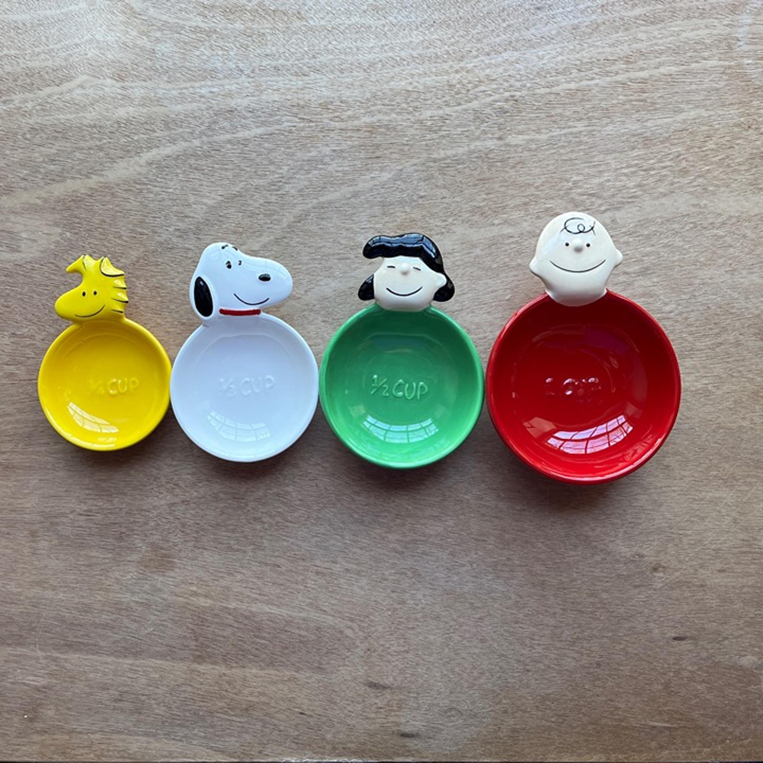 NWOT Hallmark Peanuts 2010 Ceramic Nested Measuring Cup Set Charlie Brown Snoopy
