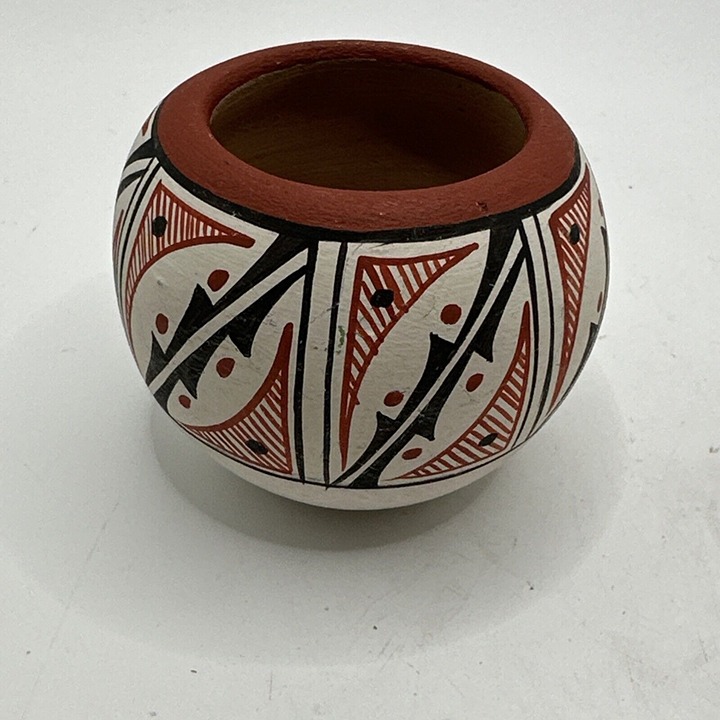 Vintage 2”x 2.5”Native American Hand Painted Pottery Signed R S JEMEZ N.M.