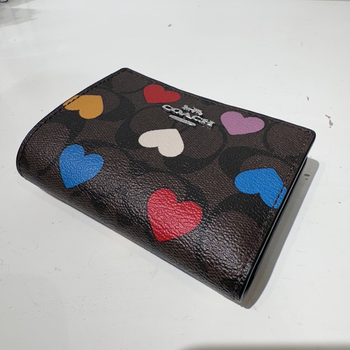 Coach Bifold Wallet In Signature Canvas With Heart Print cp424