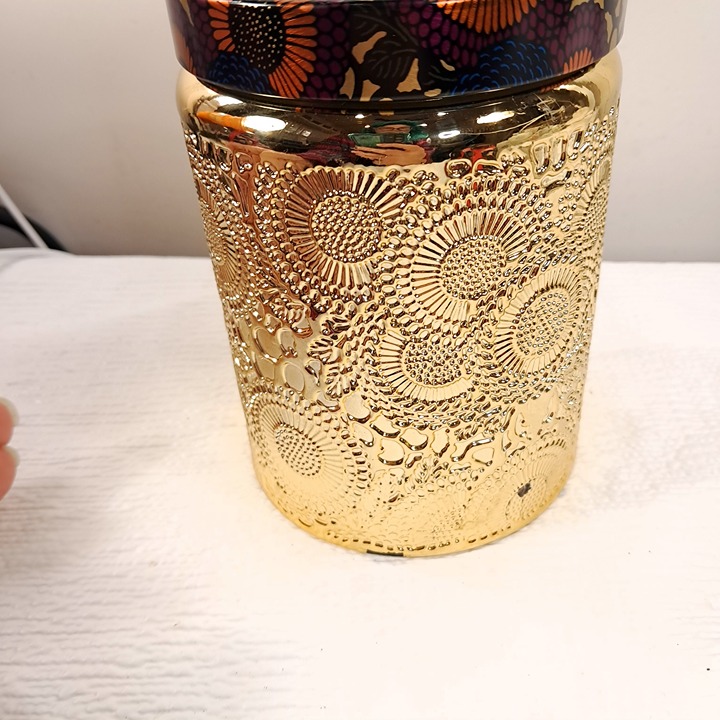 Voluspa Crane Flower Bird of Paradise Coconut Wax Blend Bougie Candle gold glass - detail