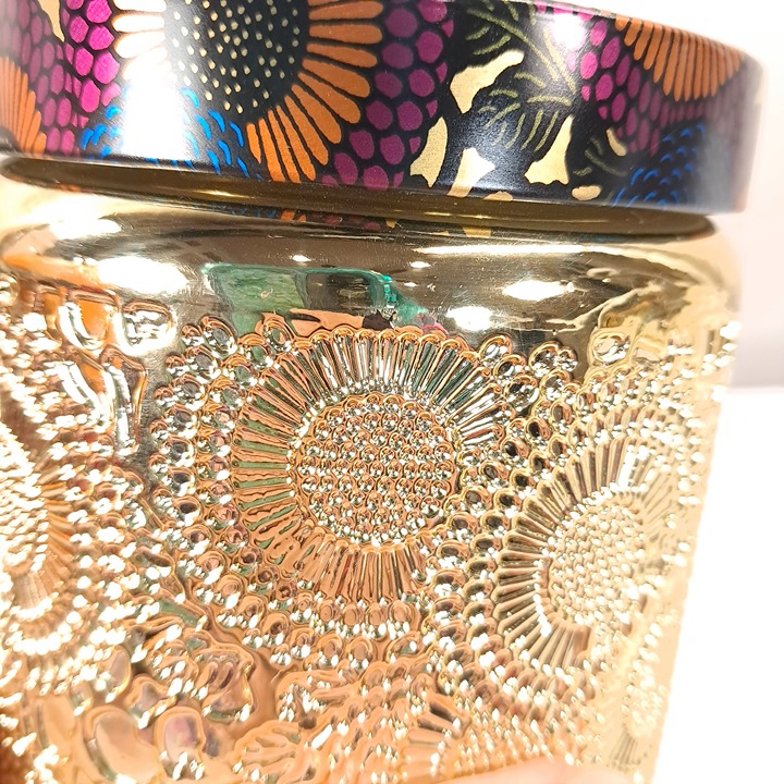 Voluspa Crane Flower Bird of Paradise Coconut Wax Blend Bougie Candle gold glass - detail