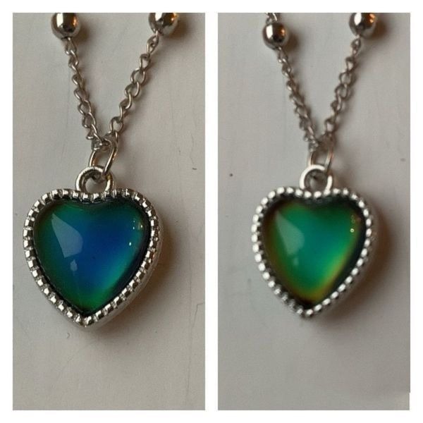 Color-Changing Mood Heart Pendant Necklace, Silver Chain - Fun Retro Gift! NEW