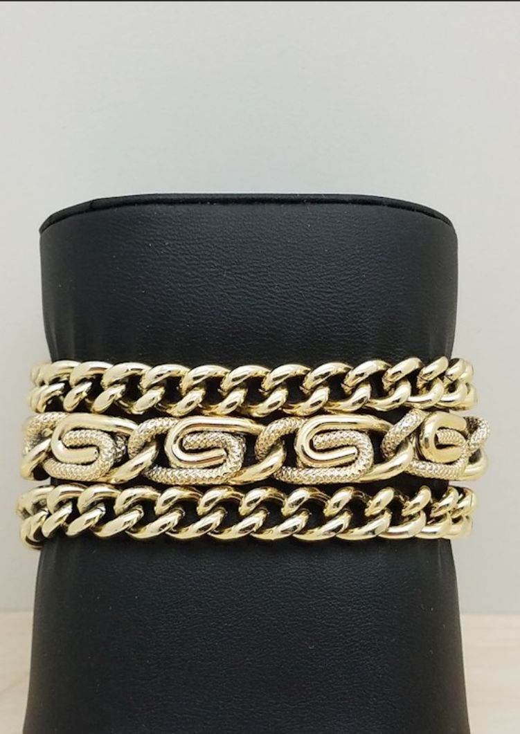 GOLD TRIPLE STRAND CURB LINK BRACELET.