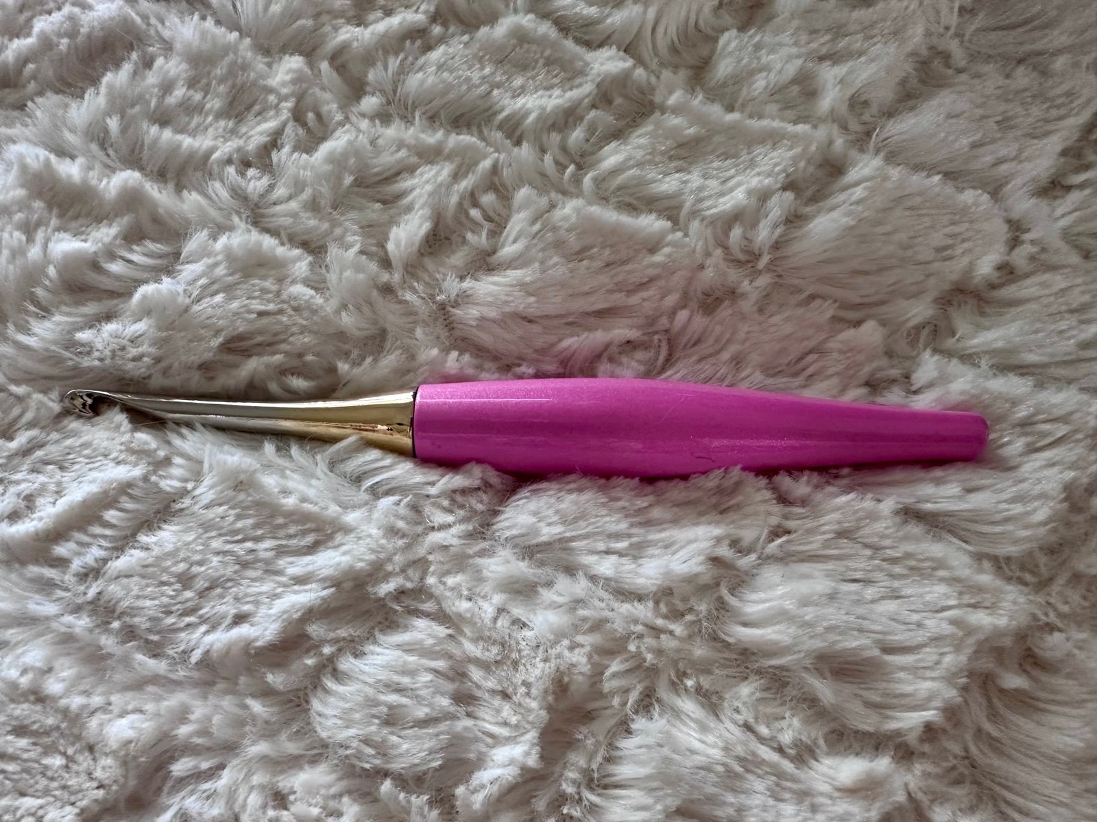 Furls Odyssey Gold dipped Crochet Hook Pink 6.0/J Retired.