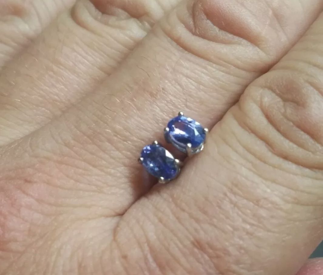 .90 ct Tanzanite stud earrings in sterli