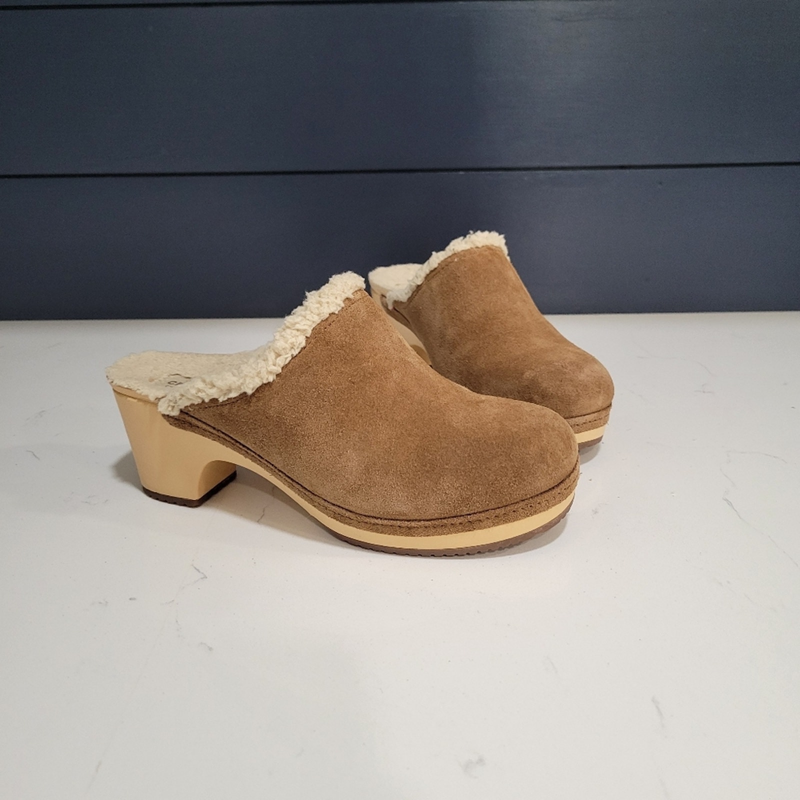 Crocs Sarah Lined Clogs Suede Upper Faux Fur Lining with Dual Comfort Size 6
