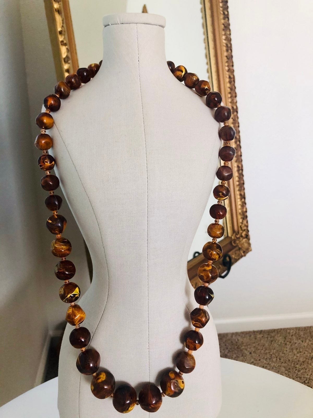 Vintage Bakelite Swirl bead chunky necklace
