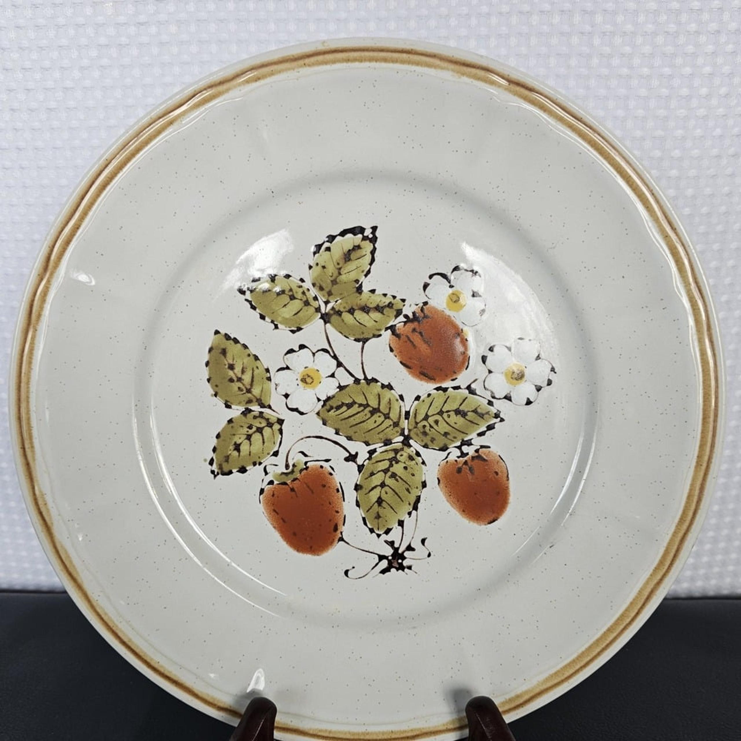 Berries N Cream Americana Hearthside Stoneware Salad/Desert Plate