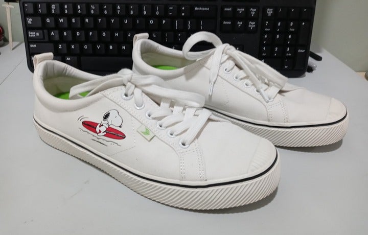 CARIUMA Peanuts Snoopy Surf Size 9 White Canvas Sneakers VERY CLEAN