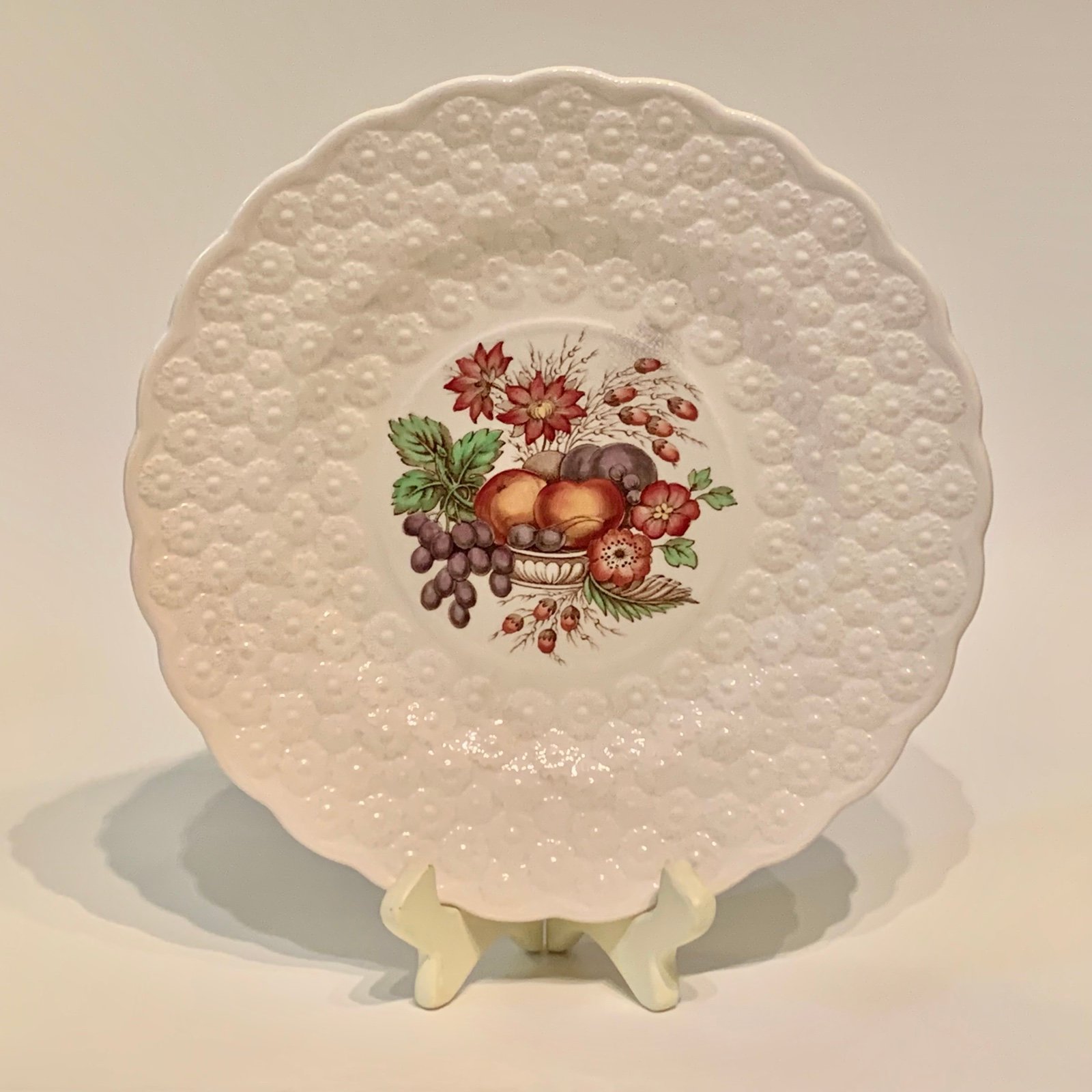 Copeland Spode England Embossed Daisies Fruit Basket Center Luncheon Plate 9.5