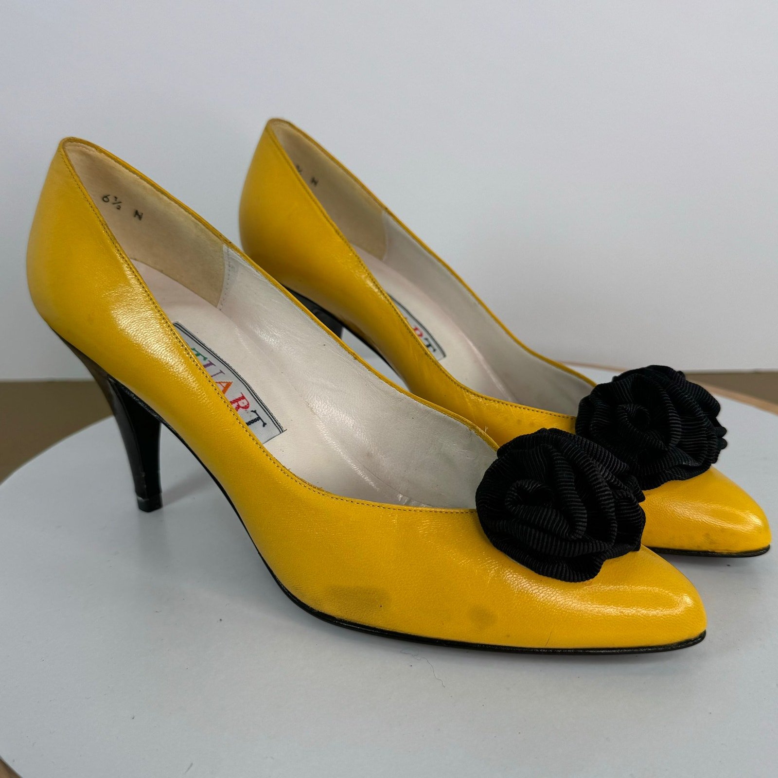 Stuart Weitzman Vtg 80s Yellow Leather Pump Elegant Chic Timeless Classy Sz 6N