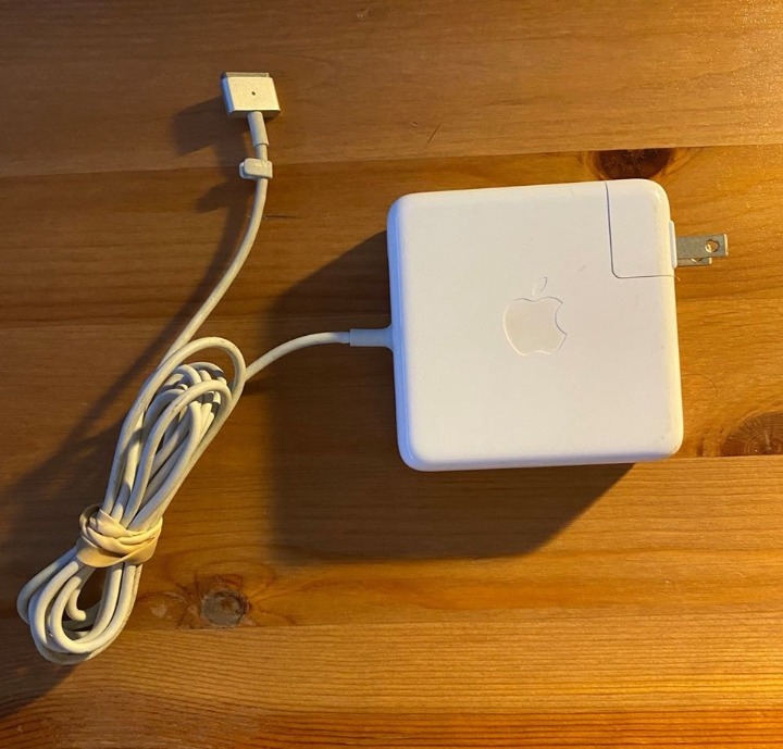 Apple Macbook MagSafe 2 Charger (85W)