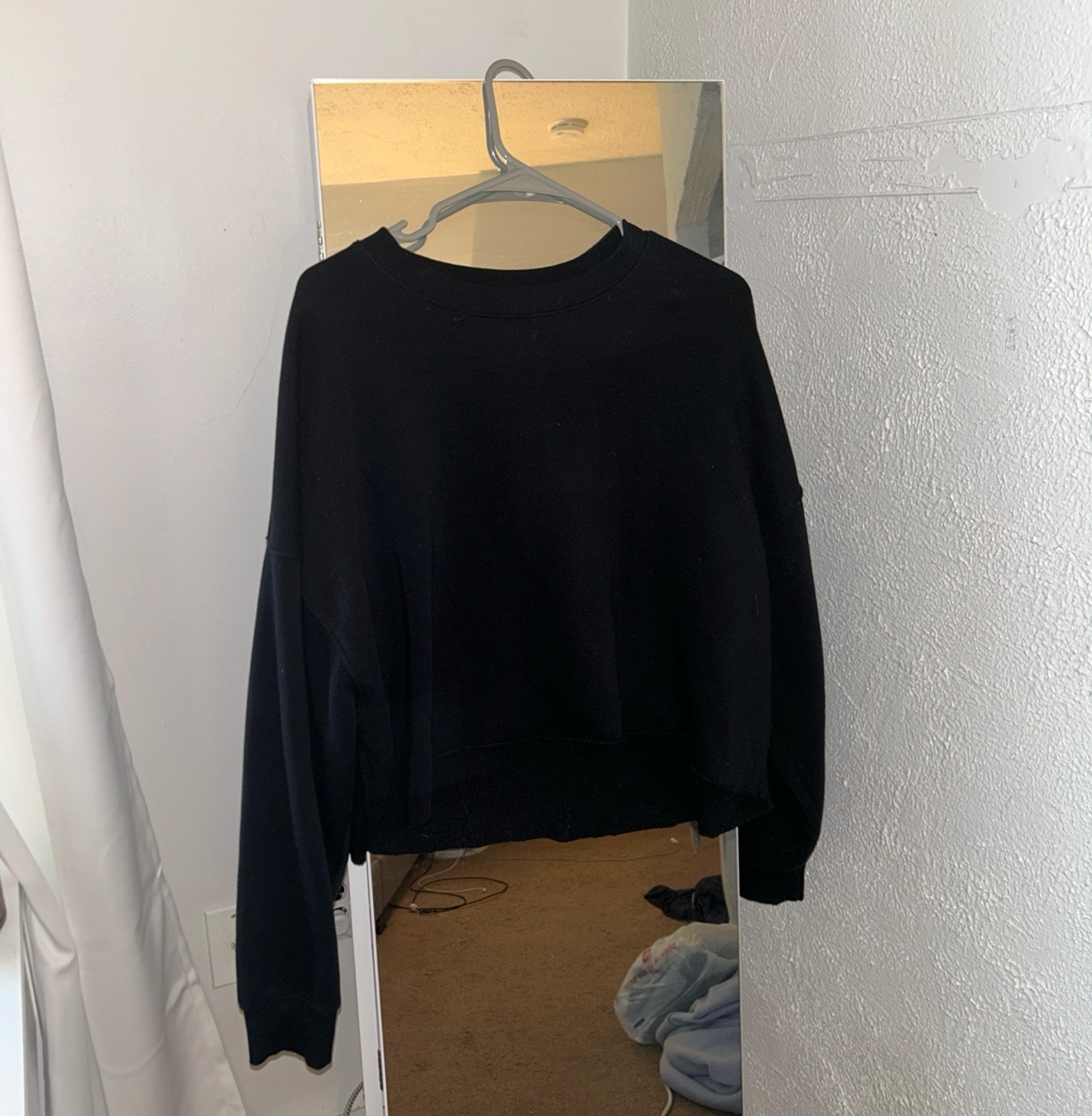 Cropped black sweatshirt
