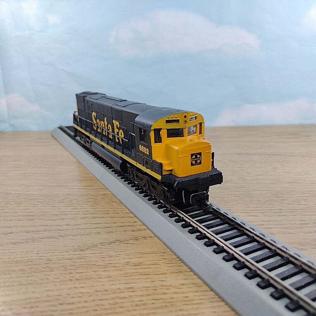 Life-Like HO Scale Santa Fe 6682 Diesel Broken Handrails