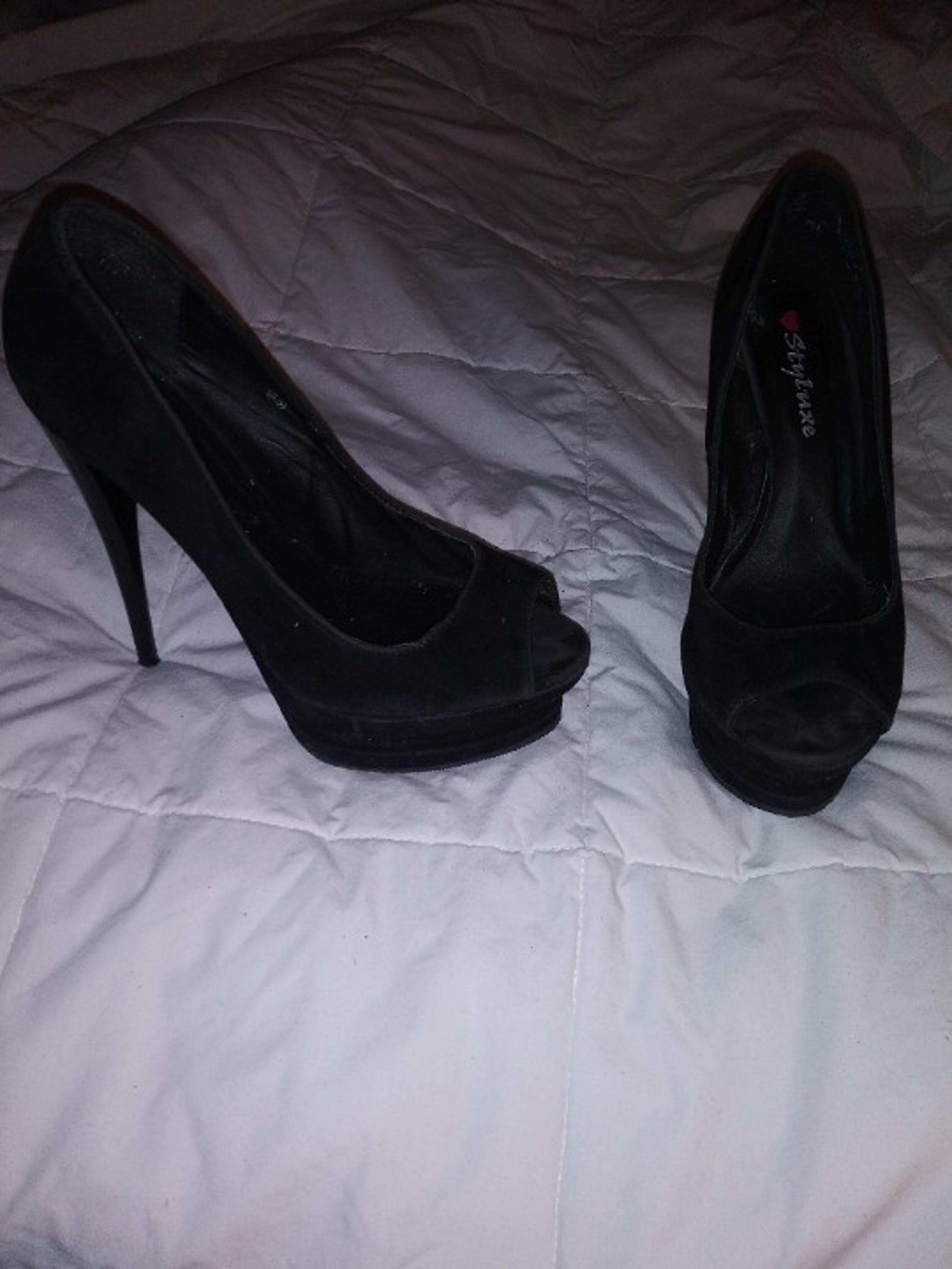 Black Styluxe Peep-toe Platform Pumps