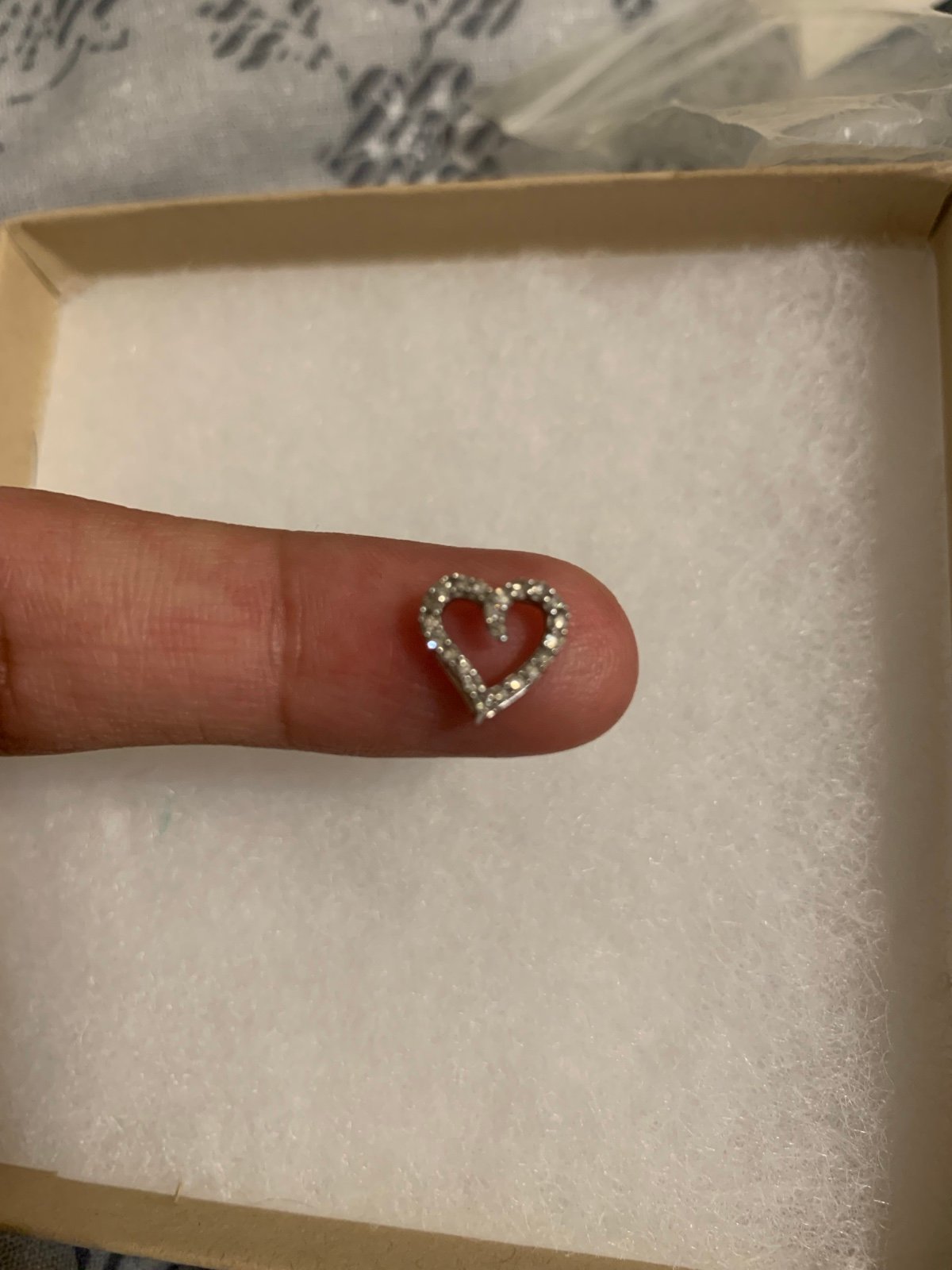 10k white gold diamond heart pendant