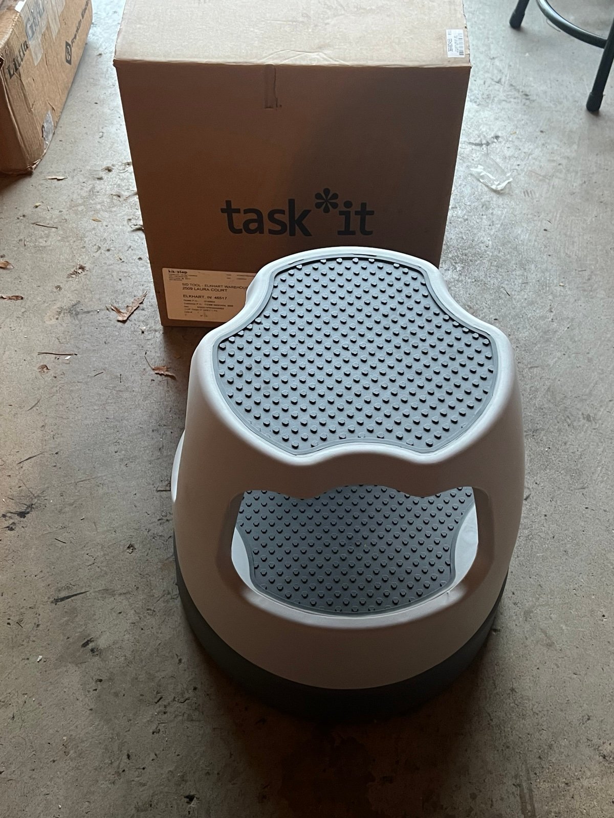(Opened box) Task It Scooter Stool 300lb Capacity Step 15 w Wheel Locks Grey