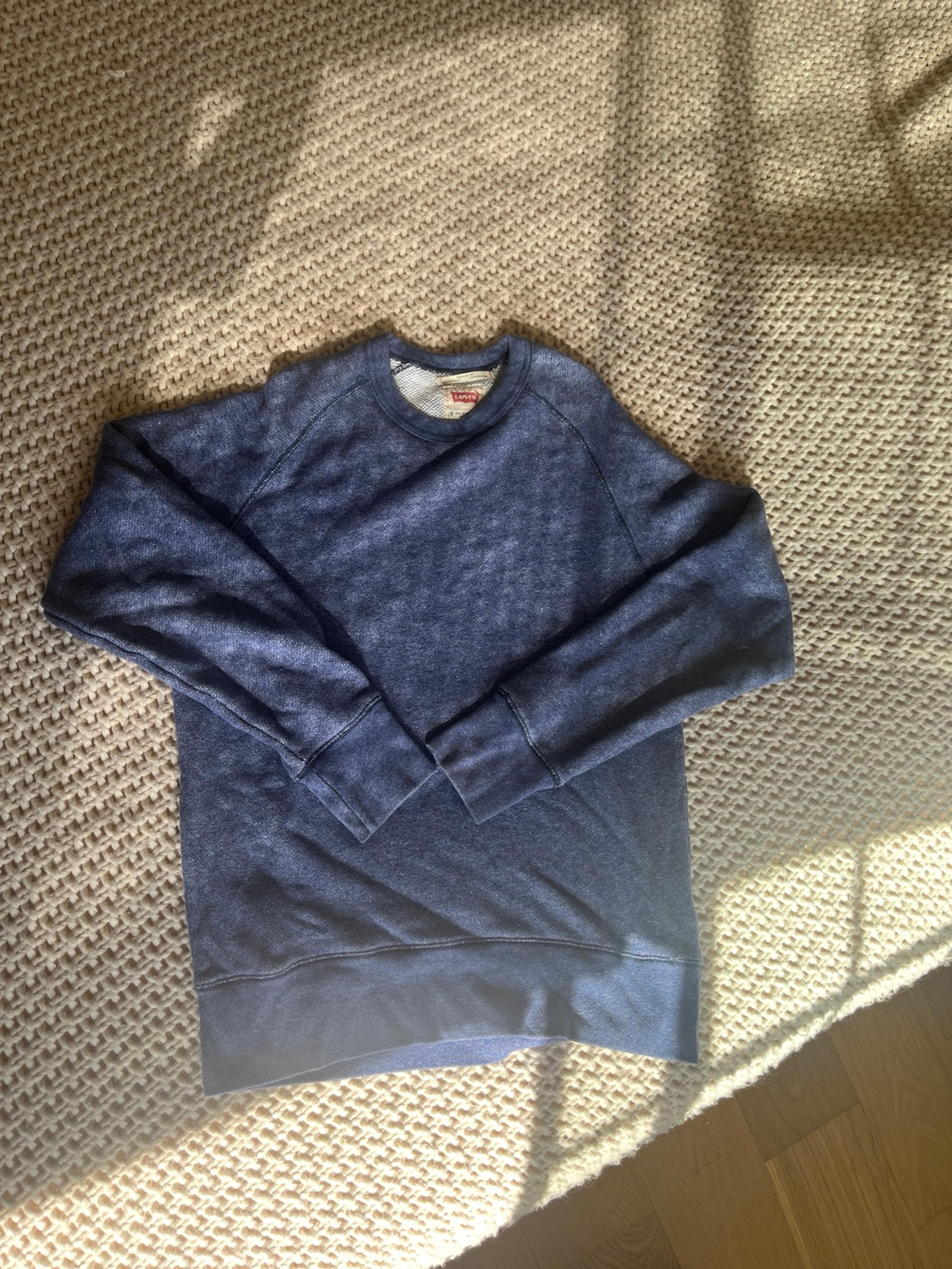 Levi’s men’s crewneck sweatshirt size Medium