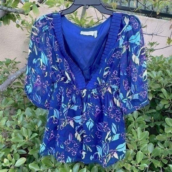 Yumi Kim 100% Silk Blue Floral Short Sleeve V-Neck Blouse Size Medium EUC!