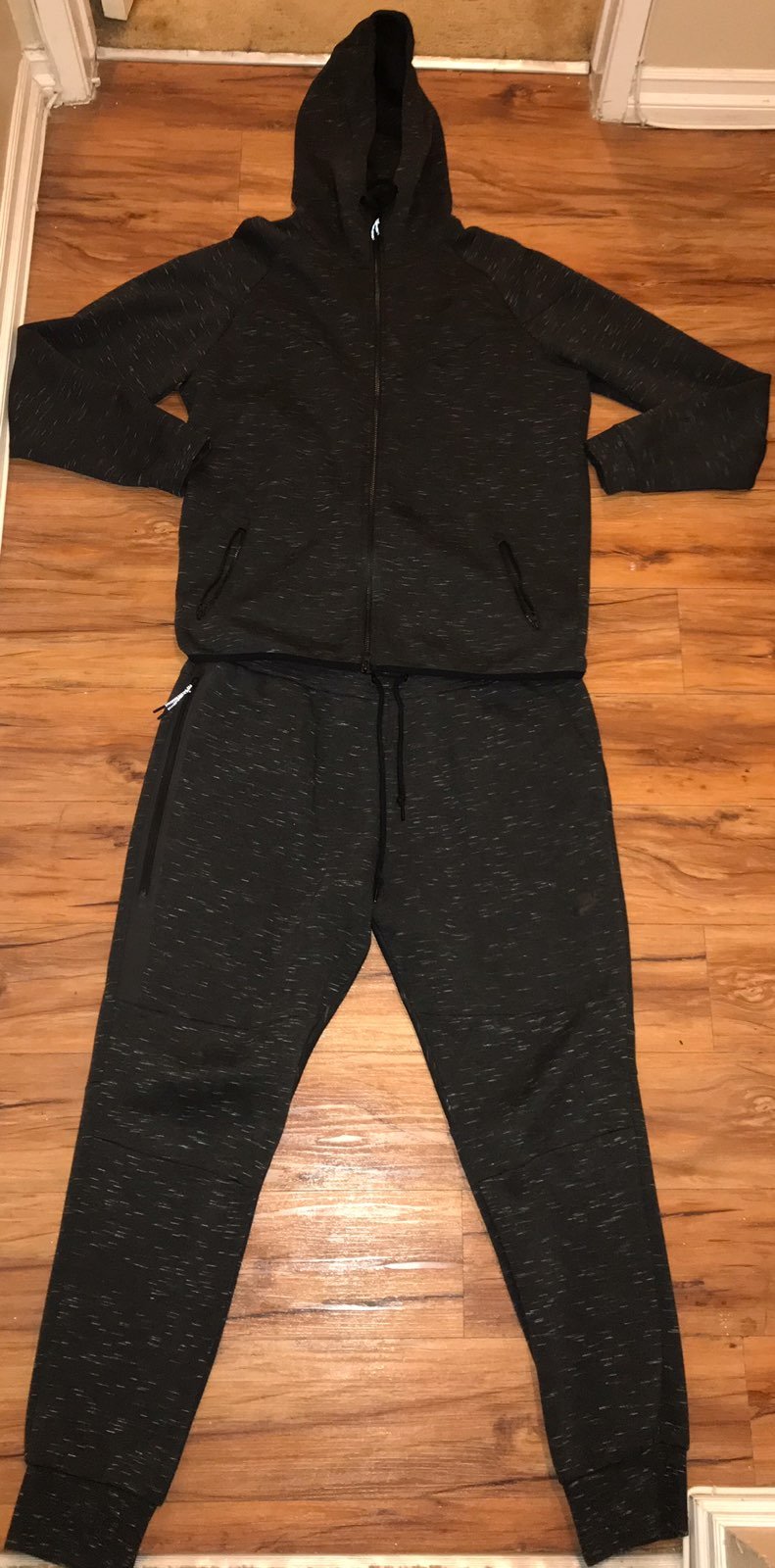 Nike Tech Sweatsuit Men. *Read Descripti
