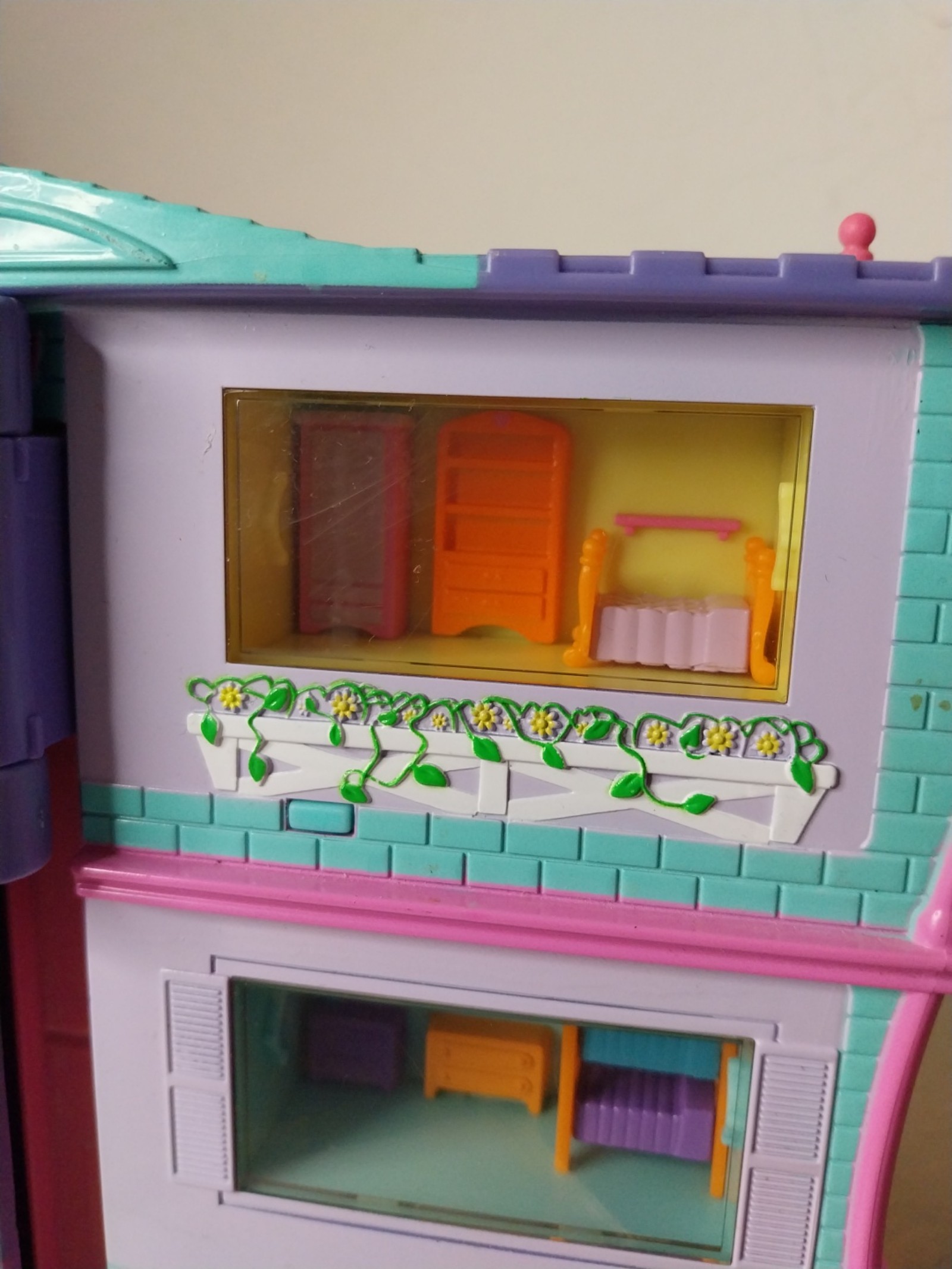 Pixel Chix Roomies Apartment House