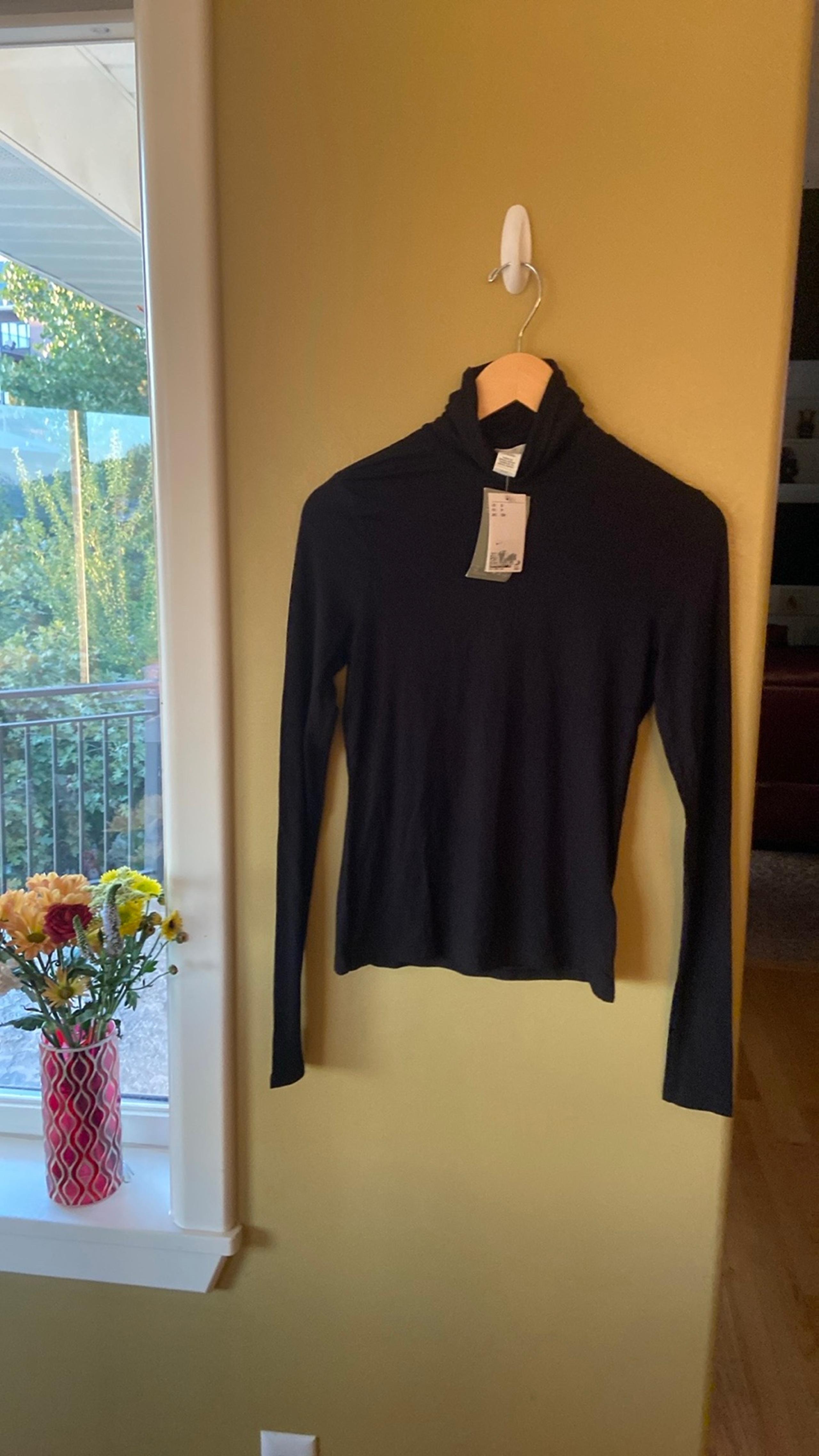 NWT H&M WOMEN’S CLASSIC BLACK TURTLENECK