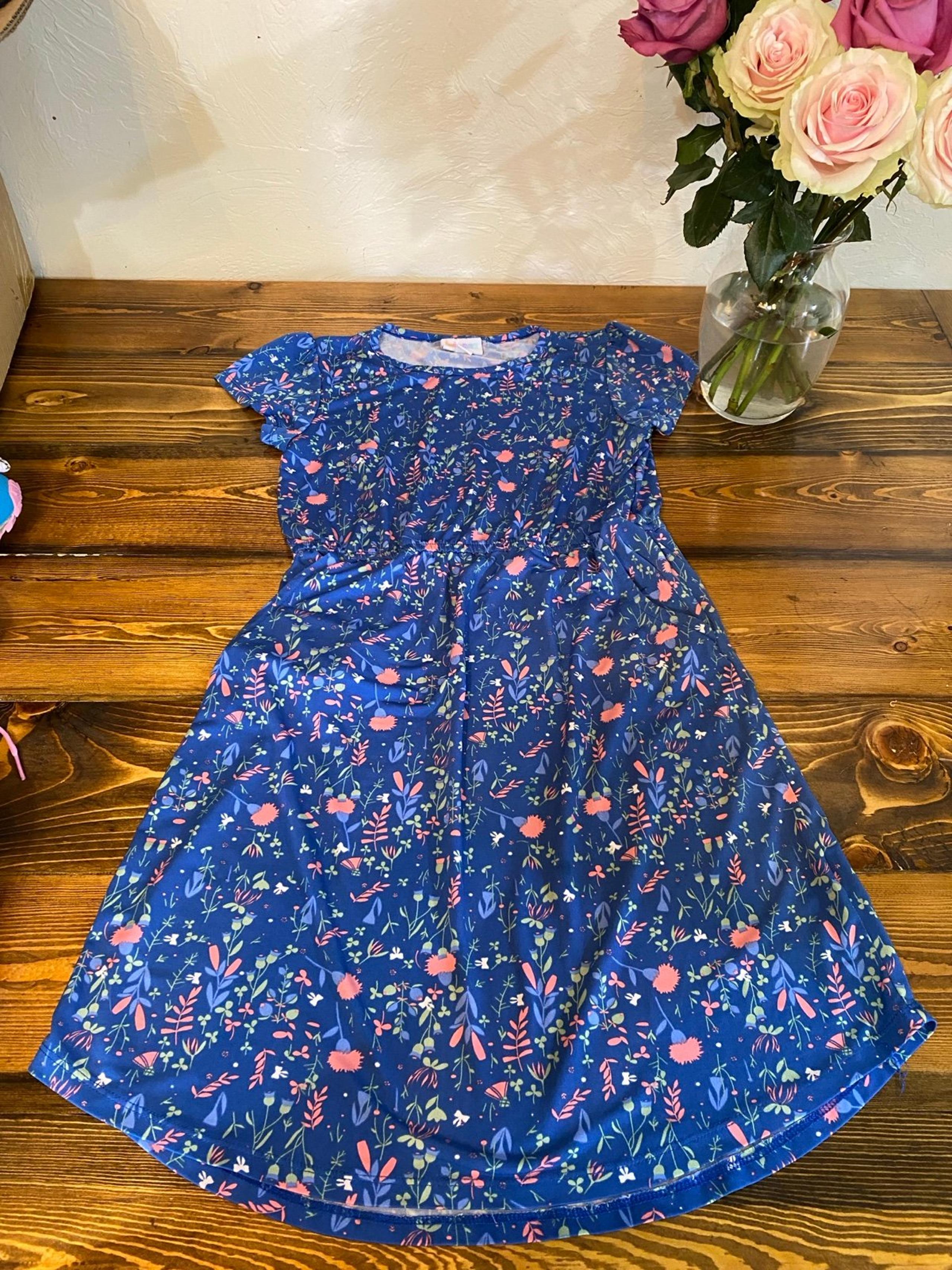 Girls beautiful blue floral Dress size 12 look at measurements in EUC