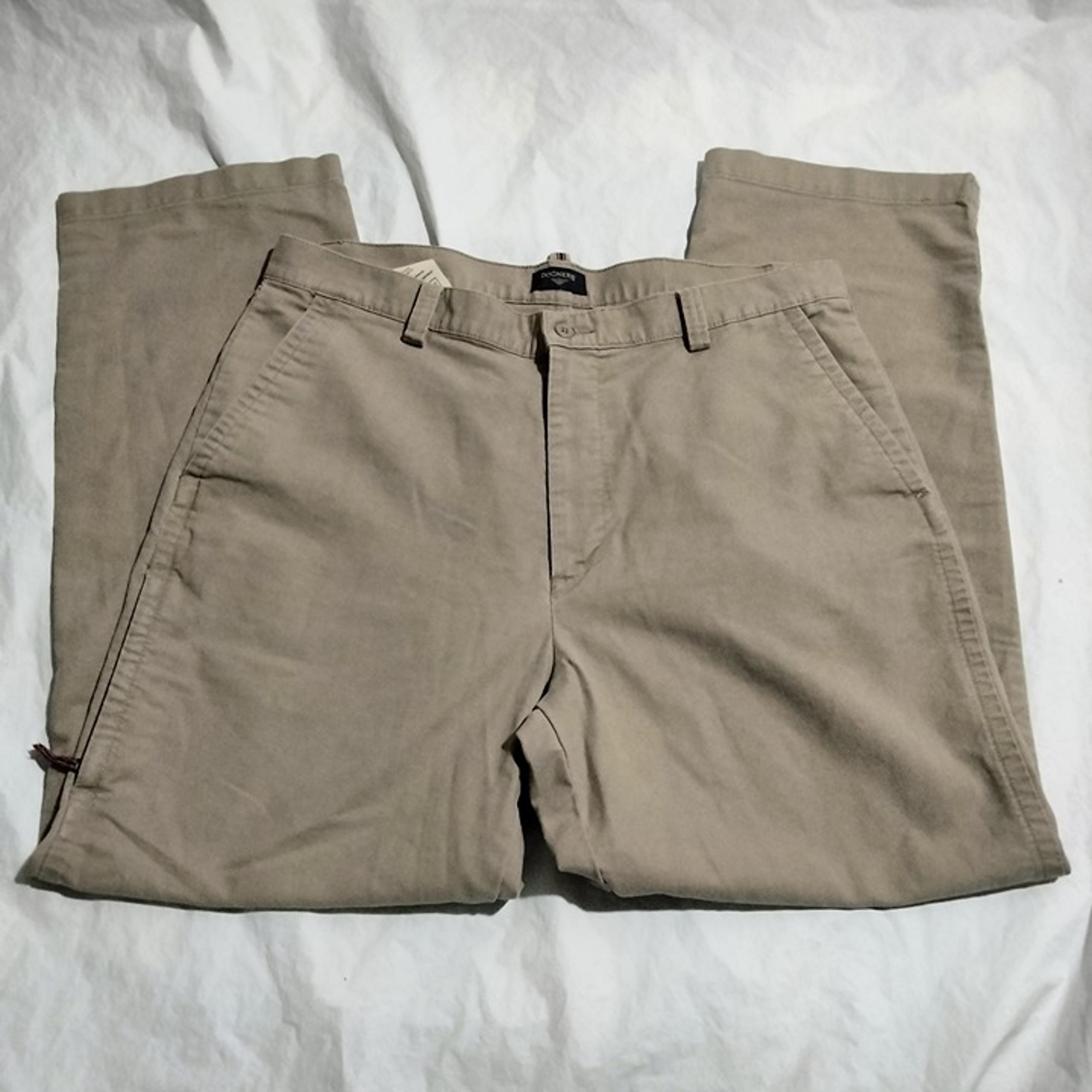 Dockers Mens Size 38x32(38x31) Relaxed Fit Flat Front Khaki Chino Pants