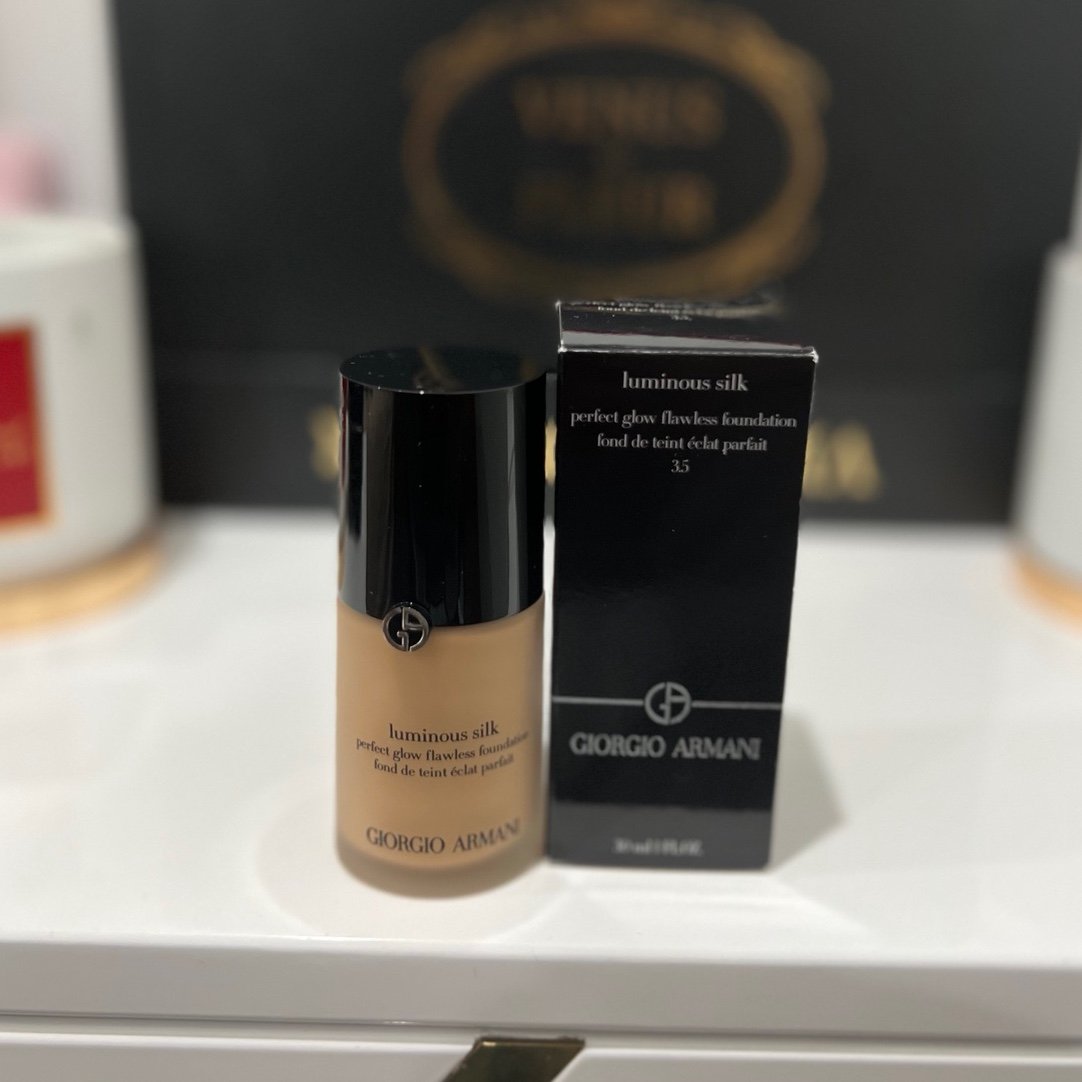 3.5 Armani Beauty Luminous Silk Perfect Glow Flawless Oil-Free Foundation