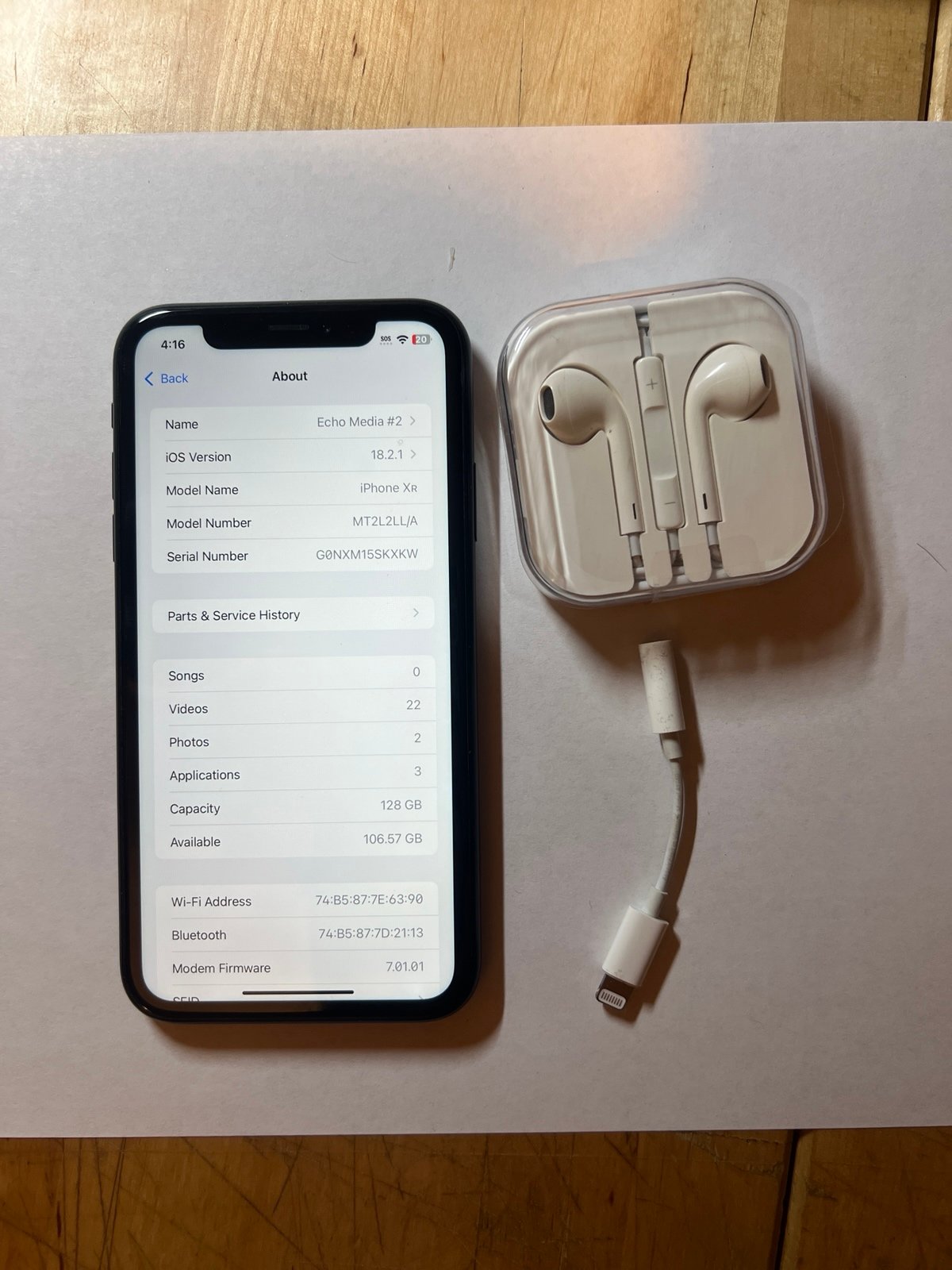 iPhone Xr 128G sim free EarPods and Lightning Connector