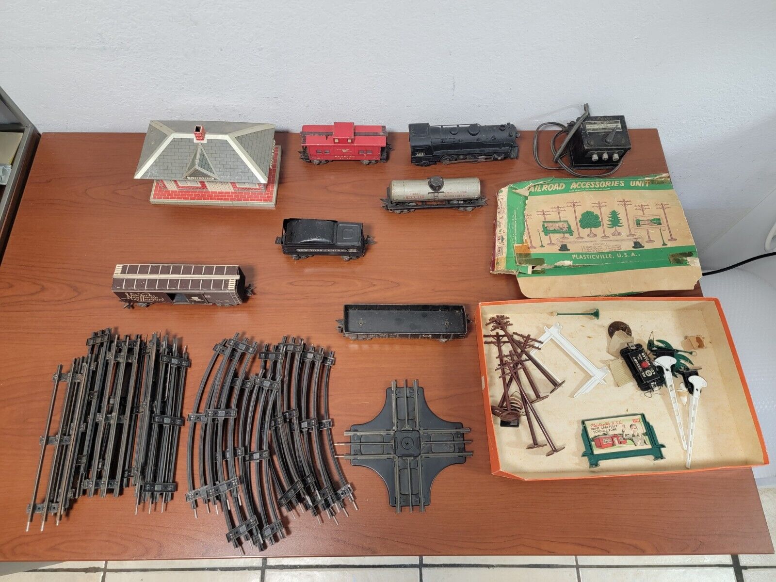 VINTAGE Antique Post-War Marx? Trainset w/ Cars, Track, Transformer, Etc. - READ