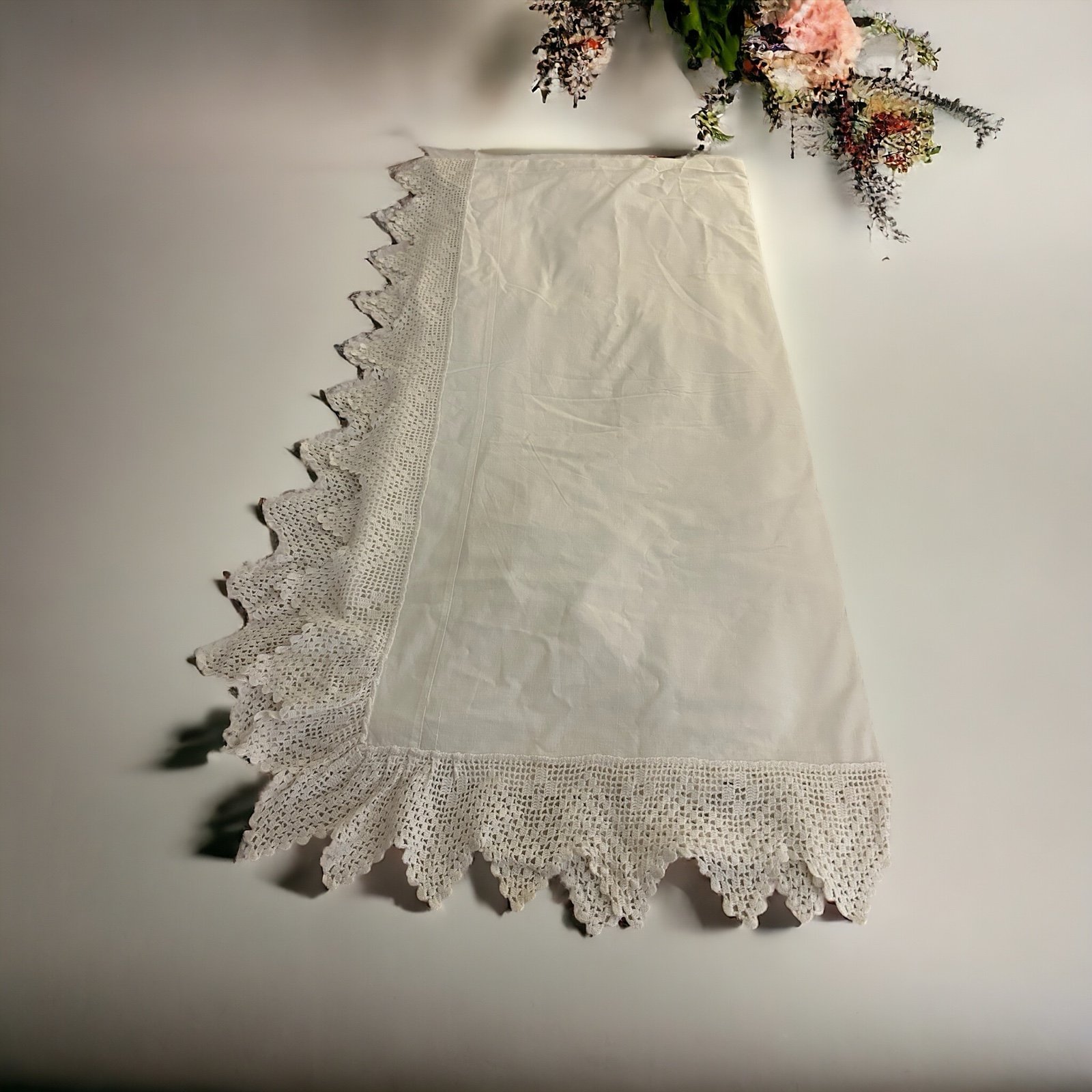 Vintage Tablecloth/Bedspread W/ Lace Border