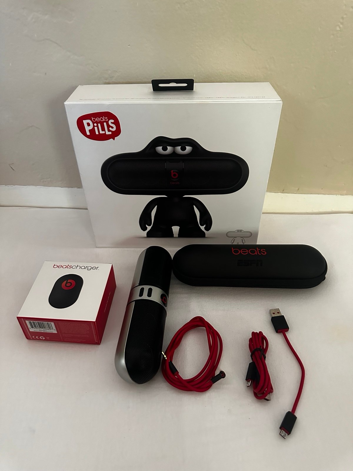 ESPN EDITION Beats by Dre. Pill Bluetooth Speaker Black & Silver + Dude stand